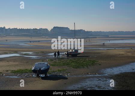 Déferlez dans le port de Margate dans le Kent par une journée d'hiver Banque D'Images