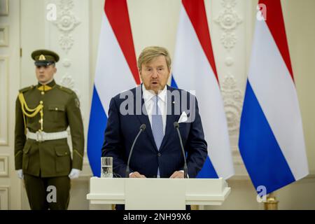 Pabrade, Lituanie. 21st févr. 2023. VILNIUS - le roi Willem-Alexander est reçu par le président lituanien Gitanas Nauseda au Palais présidentiel de Vilnius. En Lituanie, le Roi a rendu visite à des soldats néerlandais qui font partie de la présence renforcée de l'OTAN vers l'avant. ANP ROBIN VAN LONKHUIJSEN pays-bas Out - belgique Out Credit: ANP/Alay Live News Banque D'Images