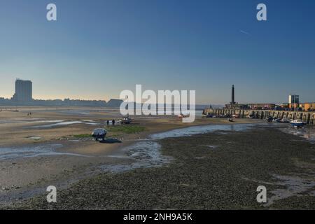 Déferlez dans le port de Margate dans le Kent par une journée d'hiver Banque D'Images