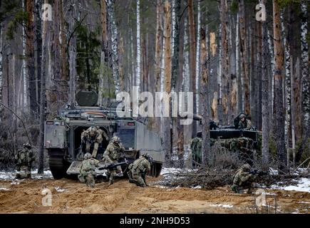 Pabrade, Lituanie. 21st févr. 2023. PABRADE - troupes hollandaises lors d'un exercice en présence du roi Willem-Alexander lors de sa visite dans la zone d'entraînement de Pabrade, Lituanie. Les soldats font partie de la présence avancée renforcée de l'OTAN. ANP ROBIN VAN LONKHUIJSEN pays-bas Out - belgique Out Credit: ANP/Alay Live News Banque D'Images