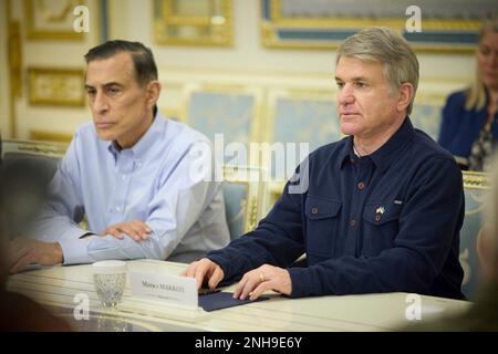 Kiev, Ukraine. 21st févr. 2023. Michael McCaul, président des relations étrangères de la Chambre des États-Unis, à droite, et Darrell Issa, à gauche, écoutent le président ukrainien Volodymyr Zelenskyy lors d'une réunion au Palais Mariinsky, à 21 février 2023, à Kiev, en Ukraine. Crédit: Pool photo/Bureau de presse présidentiel ukrainien/Alamy Live News Banque D'Images