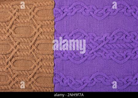 Fond lilas tricoté et brun. Grand tissu tricoté avec un motif. Gros plan d'une couverture tricotée. Banque D'Images