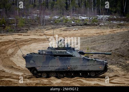 Pabrade, Lituanie. 21st févr. 2023. PABRADE - troupes hollandaises lors d'un exercice en présence du roi Willem-Alexander lors de sa visite dans la zone d'entraînement de Pabrade, Lituanie. Les soldats font partie de la présence avancée renforcée de l'OTAN. ANP ROBIN VAN LONKHUIJSEN pays-bas Out - belgique Out Credit: ANP/Alay Live News Banque D'Images