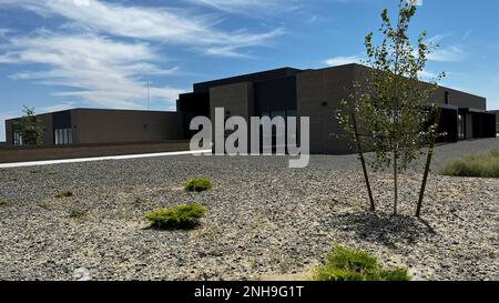 Le centre de préparation de Richland est prévu pour ouvrir ses portes cet automne et sera le siège de la Compagnie Bravo, 1st Bataillon, 161st Infantry Regiment. Le projet de centre de préparation de 39 706 000 pieds carrés a été déplacé à une vitesse record, l'équipe de construction générale étant passée de l'état de base à l'achèvement substantiel en seulement 14 mois. Au coût de $14,2 millions, les nouvelles installations offrent une formation, un entreposage, une salle de classe, des espaces communs et des bureaux à une compagnie de soldats de l'infanterie 1-161st. Il deviendra également la première installation de la Garde nationale de Washington en voie de se conformer à la certification LEED Or pour envi Banque D'Images