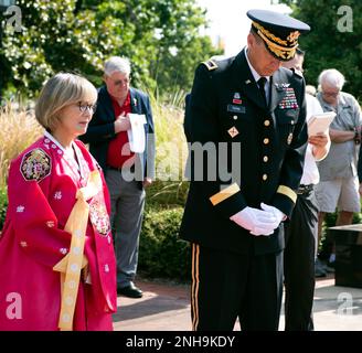 LITTLE ROCK, Arkansas. — Brig. Général John Payne, adjoint de la Garde nationale de l'Arkansas adjudant général, Et le révérend Naomi Rogers, présidente de la Fédération coréenne américaine, observe un moment sur les terres du Musée MacArthur d’histoire militaire de l’Arkansas à Little Rock, tandis qu’une prière est lue par le révérend Paul Kin lors de la cérémonie de l’armistice de la guerre de Corée de ce matin et de la pose de couronnes. Le conférencier principal était Floyd Brantley, ancien combattant de la Seconde Guerre mondiale, de la guerre de Corée et de la guerre du Vietnam. La cérémonie a célébré le 69th anniversaire de la fin des hostilités dans la péninsule coréenne une fois que l'armistice a été signé sur ce pays Banque D'Images