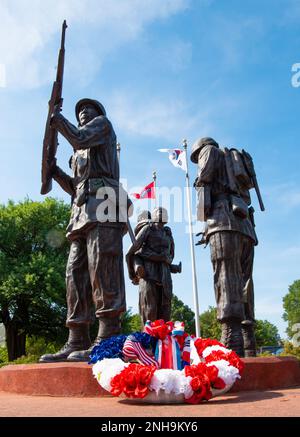 LITTLE ROCK, Arkansas. — Une couronne a été déposée au mémorial de la guerre de Corée sur le terrain du Musée MacArthur de l'histoire militaire de l'Arkansas ici par Brig. Le général John Payne, adjudant général adjoint de la Garde nationale de l'Arkansas, et le pasteur Naomi Rogers, président de la Fédération coréenne américaine. La couronne a été déposée en l'honneur du 69th anniversaire de la fin des hostilités sur la péninsule coréenne, une fois que l'armistice a été signé ce jour en 1953. Banque D'Images