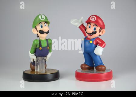 New York, NY - 9 octobre 2021: Nintendo Super Smash Frères série Luigi Amiibos isolé Banque D'Images