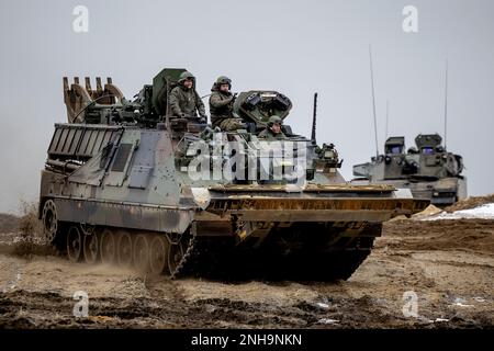 Pabrade, Lituanie. 21st févr. 2023. PABRADE - le roi Willem-Alexander (l) participe à un exercice lors de sa visite à des soldats néerlandais dans la zone d'entraînement de Pabrade, en Lituanie. Les soldats font partie de la présence avancée renforcée de l'OTAN. ANP ROBIN VAN LONKHUIJSEN pays-bas Out - belgique Out Credit: ANP/Alay Live News Banque D'Images