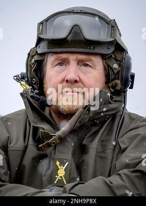 Pabrade, Lituanie. 21st févr. 2023. PABRADE - le roi Willem-Alexander participe à un exercice lors de sa visite à des soldats néerlandais dans la zone d'entraînement de Pabrade, en Lituanie. Les soldats font partie de la présence avancée renforcée de l'OTAN. ANP ROBIN VAN LONKHUIJSEN pays-bas Out - belgique Out Credit: ANP/Alay Live News Banque D'Images