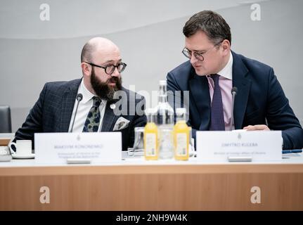 LA HAYE - le ministre des Affaires étrangères de l'Ukraine, Dmytro Kuleba, et l'ambassadeur d'Ukraine aux pays-Bas, Maksym Kononenko, avant sa rencontre avec les députés. ANP BART MAAT pays-bas hors - belgique hors Banque D'Images