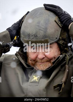 Pabrade, Lituanie. 21st févr. 2023. PABRADE - le roi Willem-Alexander participe à un exercice lors de sa visite à des soldats néerlandais dans la zone d'entraînement de Pabrade, en Lituanie. Les soldats font partie de la présence avancée renforcée de l'OTAN. ANP ROBIN VAN LONKHUIJSEN pays-bas Out - belgique Out Credit: ANP/Alay Live News Banque D'Images