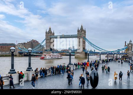 Emblématique Tower Bridge reliant Londres à Southwark sur la Tamise Banque D'Images