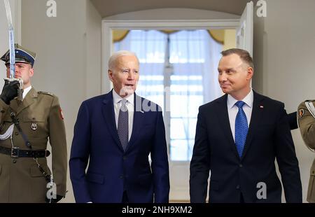 Varsovie, Pologne. 21st févr. 2023. LE président AMÉRICAIN Joe Biden (L) rencontre le président polonais Andrzej Duda au Palais présidentiel de Varsovie sur 21 février 2023. Photo de Jakub Szymczuk/KPRP/UPI crédit: UPI/Alay Live News Banque D'Images