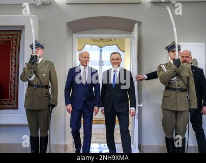 Varsovie, Pologne. 21st févr. 2023. LE président AMÉRICAIN Joe Biden (L) rencontre le président polonais Andrzej Duda au Palais présidentiel de Varsovie sur 21 février 2023. Photo de Jakub Szymczuk/KPRP/UPI crédit: UPI/Alay Live News Banque D'Images