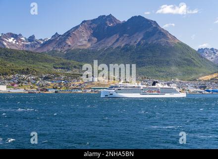 Ushuaia, Argentine - 28 janvier 2023 : navire de croisière d'expédition Viking Polaris à l'ancre dans la baie Banque D'Images