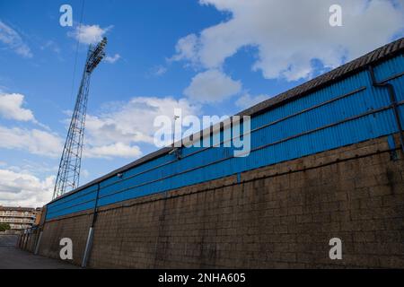 Un projecteur et une partie de la rive nord, l'extrémité de l'extérieur au stade Roots Hall du Southend United football Club, Southend-on-Sea, Essex. Banque D'Images