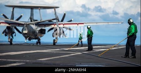 220728-N-DW158-1071 LES marins DE LA MER DE CHINE DU SUD (28 juillet 2022) se préparent à guider un fil d'engrenage qui arrête en position après qu'un Hawkeye E-2D attaché aux Tigres de l'escadron d'alerte précoce aéroporté (VAW) 125, atterrit sur le pont de vol du seul porte-avions déployé par l'avant de la marine américaine USS Ronald Reagan (CVN 76). E-2D les Hawkees effectuent des missions d'alerte précoce aéroportées tactiques afin de fournir des informations précieuses au Carrier Strike Group 5 lors de la planification et de l'exécution des opérations. Ronald Reagan, le navire amiral du Carrier Strike Group 5, fournit une force prête pour le combat qui protège et défend l'ONU Banque D'Images