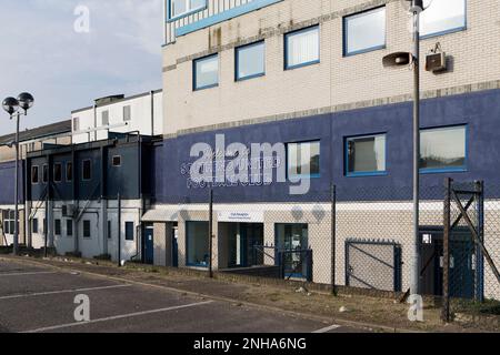 Bureau principal du Southend United football Club à Roots Hall, Southend-on-Sea, Essex. Signe bleu indiquant « We(l)com(e) to Southend United football Club ». Banque D'Images