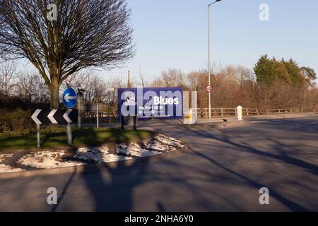 « The Blues » s'arrosant autour d'un terrain réservé à un nouveau stade pour le Southend United football Club, à Fossetts Farm / Fossetts Way, Rochford, Essex. Banque D'Images