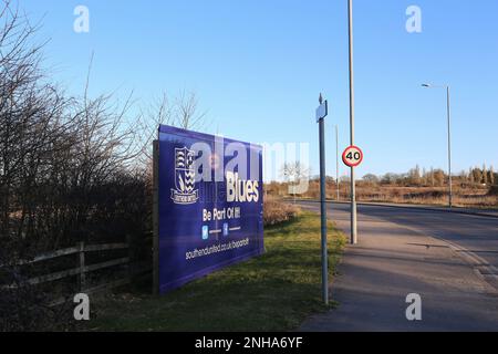 « The Blues » s'arrosant autour d'un terrain réservé à un nouveau stade pour le Southend United football Club, à Fossetts Farm / Fossetts Way, Rochford, Essex. Banque D'Images