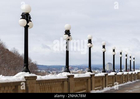 Vue sur la ville de Gatineau au Québec depuis la colline près du parc au centre-ville d'Ottawa. Trottoir avec lampes de rue en hiver. Point de vue pour les touristes. Banque D'Images