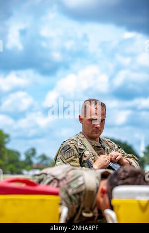 Les parachutistes affectés à Charlie Troop, 1-73 régiment de cavalerie, 2nd Brigade combat Team, 82nd Airborne Division mènent un assaut aérien et courent la voie des « derniers 100 yards » pour la compétition de la meilleure escouade du XVIII Airborne corps à Fort Stewart, Géorgie, le 28 juillet 2022. Au cours de la compétition Best Squad, les concurrents ont été testés sur un large éventail de sujets, y compris la navigation terrestre, le tir au tir, les soins aux blessés, la condition physique, la tactique des petites unités et l'endurance. 18thbsc,82ndAirborneDivision,AATW,LGOP, Banque D'Images