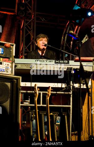 Beppe Carletti, fondateur du groupe et piano, Nomadi en concert, province de Vercelli, Crescentino, Italie, 28.05.2010 Banque D'Images