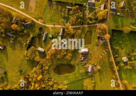 Photographie par drone de petits villages ruraux et de terres agricoles pendant la soirée d'été Banque D'Images