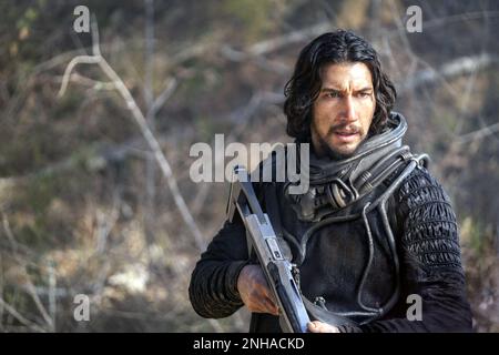 65 est un prochain film de thriller de science-fiction américain écrit et réalisé par Scott Beck et Bryan Woods, et avec Adam Driver et Ariana Greenblatt. Cette photographie est à usage éditorial exclusif et est le droit d'auteur de la compagnie de film et/ou le photographe assigné par la compagnie de film ou de production et ne peut être reproduite que par des publications en conjonction avec la promotion du film ci-dessus. Un crédit obligatoire pour la société de cinéma est requis. Le photographe doit également être crédité lorsqu'il est connu. Banque D'Images