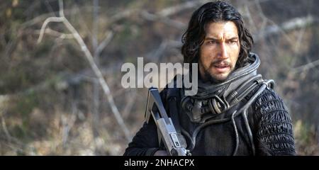 65 est un prochain film de thriller de science-fiction américain écrit et réalisé par Scott Beck et Bryan Woods, et avec Adam Driver et Ariana Greenblatt. Cette photographie est à usage éditorial exclusif et est le droit d'auteur de la compagnie de film et/ou le photographe assigné par la compagnie de film ou de production et ne peut être reproduite que par des publications en conjonction avec la promotion du film ci-dessus. Un crédit obligatoire pour la société de cinéma est requis. Le photographe doit également être crédité lorsqu'il est connu. Banque D'Images