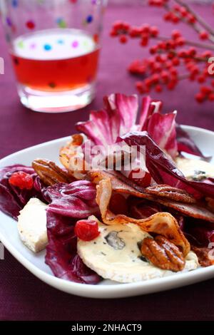 Une délicieuse salade avec du radicchio, de la gorgonzola et du bacon croquant. Banque D'Images
