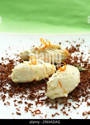 Crème mascarpone à l'orange, au chocolat et aux noix Banque D'Images