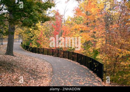 Sentier incurvé en serpentin sur le boulevard du fleuve Mississippi Nord, bordé d'une clôture en fer noir et d'un feuillage d'automne. St Paul Minnesota MN États-Unis Banque D'Images