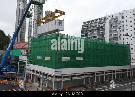 Le démantèlement de Nam Cheong 220, le premier projet de logement de transition adoptant la technologie de construction modulaire intégrée (MIC). 18FEB23 SCMP/Yik Yeung-man Banque D'Images