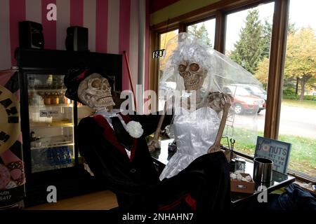 Squelettes de mariée et de marié vêtus d'une tenue de mariage à la merveilleuse boulangerie Mel-O-Glaze. Minneapolis Minnesota MN États-Unis Banque D'Images