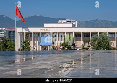 Théâtre national d'opéra et ballet d'Albanie / TKOB sur la place Skanderbeg dans la capitale Tirana, Albanie Banque D'Images