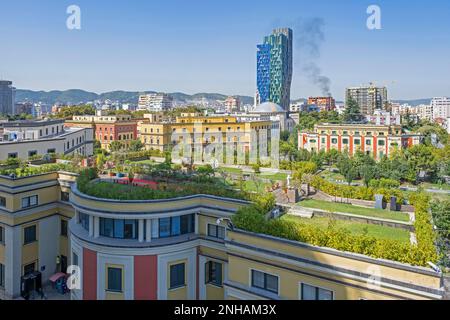 Place Skanderbeg avec les bâtiments du ministère et la tour Alban Tirana / Forever Green Tower dans le centre-ville de la capitale Tirana, Albanie Banque D'Images