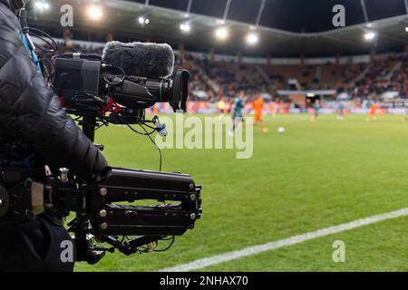 Caméraman derrière le terrain de jeu pendant le match de football. Banque D'Images