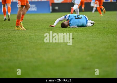 Le footballeur blessé est sur le terrain. Banque D'Images