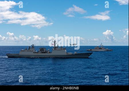 OCÉAN PACIFIQUE (28 juillet 2022) Marine de la République de Corée Chungmugong Yi destroyer de la classe Sun-sin ROKS Munmu le Grand (DDH 976), à gauche, et la Marine française Frégate de la classe Floréal FS Prairial (F731) naviguent en formation pendant la côte du Pacifique (RIMPAC) 2022, 28 juillet. Vingt-six nations, 38 navires, trois sous-marins, plus de 170 avions et 25 000 membres du personnel participent au RIMPAC de 29 juin au 4 août dans les îles hawaïennes et dans le sud de la Californie. Le plus grand exercice maritime international au monde, RIMPAC offre une occasion unique de formation tout en favorisant et en soutenant la coopération Banque D'Images