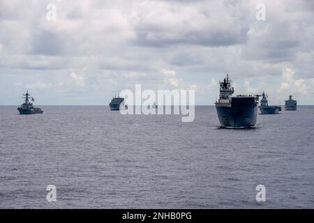 OCÉAN PACIFIQUE (28 juillet 2022) Marine royale australienne navire-hélicoptère d'atterrissage de classe Canberra HMAS Canberra (L02), navire d'assaut amphibie de classe Dokdo DE la marine de la République de Corée ROKS Marado (LPH 6112), navire de ravitaillement de la flotte de classe Henry J. Kaiser oiler USNS Henry J. Kaiser (T-AO 187), marine américaine Arleigh Burke-Class Guided missile destroyer USS Sampson (DG 102), Dampson Navire de fret et de munitions de classe Lewis et Clark USNS Washington Chambers (T-AKE 11), frégate de classe Anzac de la Marine royale australienne HMAS Warramunga (FFH 152), navigue en formation pendant la Rim of the Pacific (RIMPAC) 2022, 28 juillet. Vingt-six nati Banque D'Images