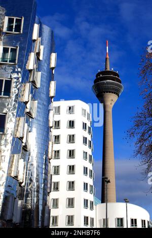 Les bâtiments Neuer Zollhof, Media Harbour, Düsseldorf City, Rhénanie-du-Nord-Westphalie, Allemagne ils ont été conçus par l'architecte Frank O. Gehry Banque D'Images