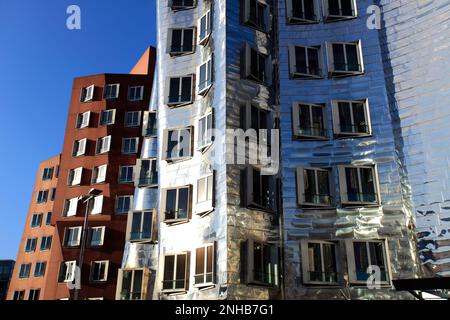 Les bâtiments Neuer Zollhof, Media Harbour, Düsseldorf City, Rhénanie-du-Nord-Westphalie, Allemagne ils ont été conçus par l'architecte Frank O. Gehry Banque D'Images