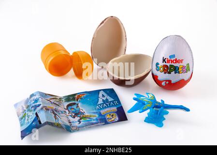 Alba, Italie - 20 février 2023: Kinder surprise lait chocolat oeufs avec surprise gadget Avatar jouet. Kinder surprise est une marque Ferrero de renommée mondiale Banque D'Images