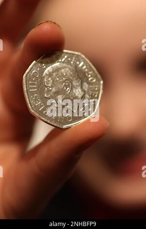 Isabelle, 11 ans, détient sa première pièce de monnaie King Charles III 50p à Sussex, au Royaume-Uni. Banque D'Images