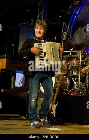 Beppe Carletti, fondateur du groupe et piano, Nomadi en concert, province de Vercelli, Crescentino, Italie, 28.05.2010 Banque D'Images