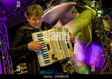 Beppe Carletti, fondateur du groupe et piano, Nomadi en concert, province de Vercelli, Crescentino, Italie, 28.05.2010 Banque D'Images