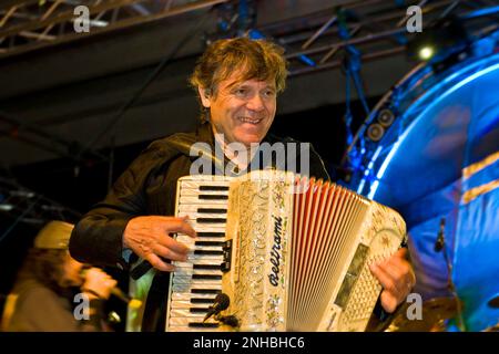 Beppe Carletti, fondateur du groupe et piano, Nomadi en concert, province de Vercelli, Crescentino, Italie, 28.05.2010 Banque D'Images