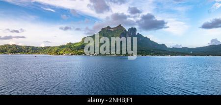 Vue panoramique sur le mont Otemanu sur l'île de Bora Bora, Polynésie française. Banque D'Images