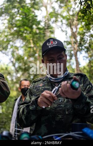 Royal Thai Armed Forces SM1 Woravit Janpum, un étudiant en élimination d'explosifs du Centre d'action antimines de Thaïlande avec l'unité d'action antimines humanitaire 3, construit des charges de forme improvisée lors d'un cours de niveau 3 de l'EOD de l'HMA à la zone d'entraînement de ROI de Ta Mor dans la province de Surin, en Thaïlande, le 28 juillet 2022. La Royal Thai et les Forces armées américaines travaillent ensemble pour former les étudiants de l’ACGA au niveau 3 de la fin de la journée afin de développer une capacité de la fin de la journée pour aider l’ACGA à se libérer des mines terrestres. Ce partenariat est aligné avec les États-Unis Le Programme d’action humanitaire contre les mines du ministère de la Défense, qui aide les pays partenaires à affec Banque D'Images